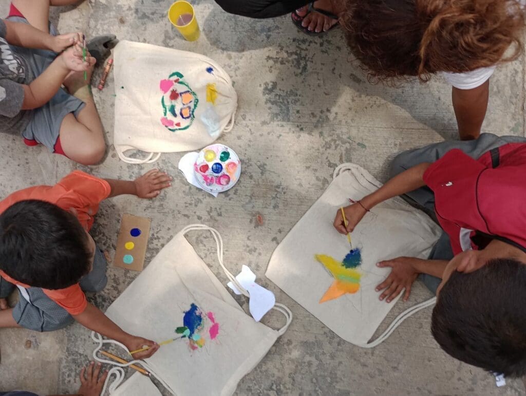 La oficina de KIND en Tapachula celebra el Día del Niñez a través de manualidades para niños migrantes.